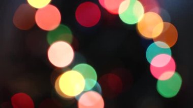 Aracın bulanık hareketi, büyük bir şehirde gece yol kenarı. Şehirde gece hayatı.