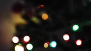 Aracın bulanık hareketi, büyük bir şehirde gece yol kenarı. Şehirde gece hayatı.