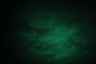 Koyu, bulanık, basit arkaplan, mavi-yeşil soyut arkaplan gradyanı, stüdyo ışığı bulanıklığı.