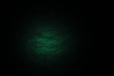 Koyu, bulanık, basit arkaplan, mavi-yeşil soyut arkaplan gradyanı, stüdyo ışığı bulanıklığı.