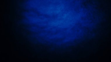 Koyu, bulanık, basit arkaplan, mavi-yeşil soyut arkaplan gradyanı, stüdyo ışığı bulanıklığı.