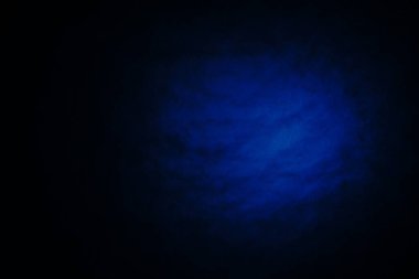 Koyu, bulanık, basit arkaplan, mavi-yeşil soyut arkaplan gradyanı, stüdyo ışığı bulanıklığı.