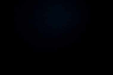 Koyu, bulanık, basit arkaplan, mavi-yeşil soyut arkaplan gradyanı, stüdyo ışığı bulanıklığı.