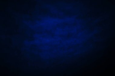 Koyu, bulanık, basit arkaplan, mavi-yeşil soyut arkaplan gradyanı, stüdyo ışığı bulanıklığı.