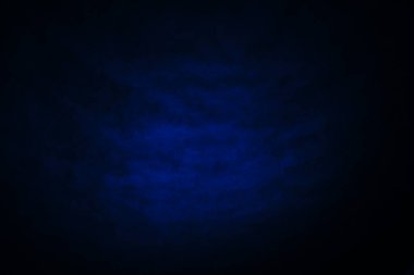 Koyu, bulanık, basit arkaplan, mavi-yeşil soyut arkaplan gradyanı, stüdyo ışığı bulanıklığı.