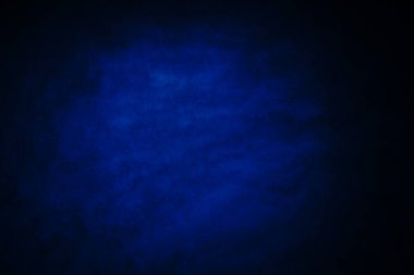 Koyu, bulanık, basit arkaplan, mavi-yeşil soyut arkaplan gradyanı, stüdyo ışığı bulanıklığı.