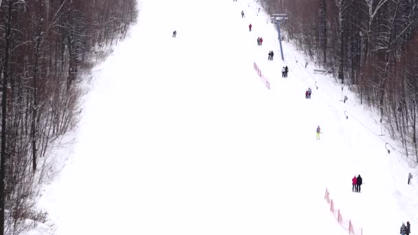 Samara Rusya 2021 Snowboardcular Dağın Yamaçlarında Geziyorlar Dağlarda Kış — Stok video