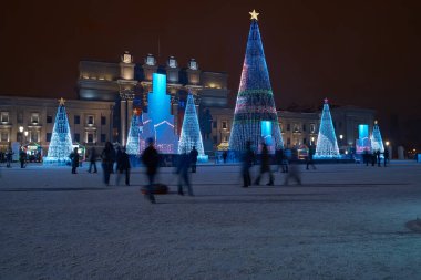 Noel, yılbaşı ağacında bulanık Noel ışıkları. Yeni yıl, Noel ağacı yakın plan.