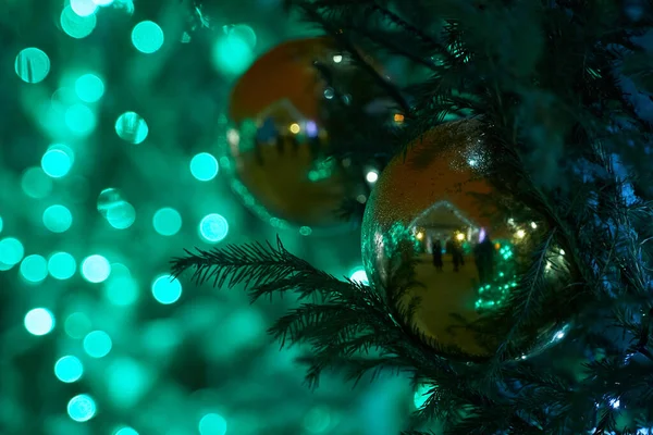 Noel, yılbaşı ağacında bulanık Noel ışıkları. Yeni yıl, oyuncak yakın plan.