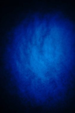 Koyu, bulanık, basit arkaplan, mavi soyut arkaplan gradyanı, stüdyo ışığı bulanıklığı.