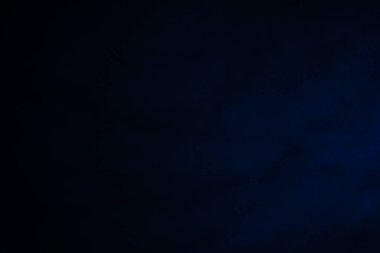 Koyu, bulanık, basit arkaplan, mavi soyut arkaplan gradyanı, stüdyo ışığı bulanıklığı.