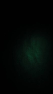 Koyu, bulanık, basit arkaplan, yeşil soyut arkaplan gradyanı, stüdyo ışığı.