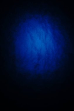 Koyu, bulanık, basit arkaplan, mavi soyut arkaplan gradyanı, stüdyo ışığı bulanıklığı.