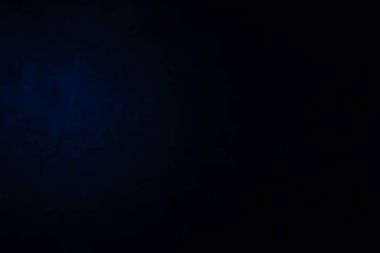 Koyu, bulanık, basit arkaplan, mavi soyut arkaplan gradyanı, stüdyo ışığı bulanıklığı.