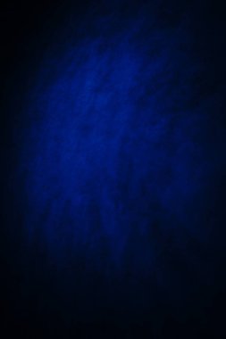 Koyu, bulanık, basit arkaplan, mavi soyut arkaplan gradyanı, stüdyo ışığı bulanıklığı.