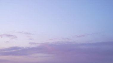       Gün batımında parlayan parlak ışık bulutlarıyla güzel bir akşam masmavi gökyüzü. Gün batımında sıcak bir yaz akşamı. Parlak gün batımı.             