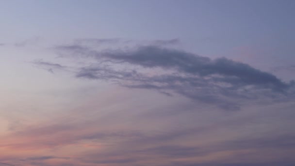 美丽的黄昏蓝天 夕阳西下 闪烁着明亮的白云 一个温暖的夏夜日落时分 灿烂的夕阳 — 图库视频影像