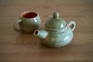 Çömlek, seramik bir ürün, kendi ellerinle çömlekçi çarkı, çaydanlık, kupa, kil.