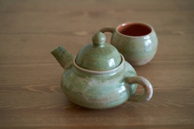 Çömlek, seramik bir ürün, kendi ellerinle çömlekçi çarkı, çaydanlık, kupa, kil.