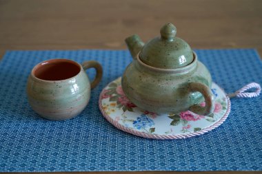 Çömlek, seramik bir ürün, kendi ellerinle çömlekçi çarkı, çaydanlık, kupa, kil.