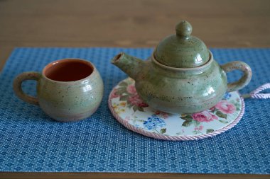 Çömlek, seramik bir ürün, kendi ellerinle çömlekçi çarkı, çaydanlık, kupa, kil.