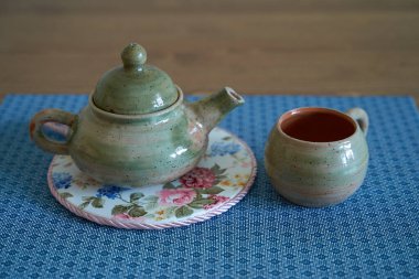 Çömlek, seramik bir ürün, kendi ellerinle çömlekçi çarkı, çaydanlık, kupa, kil.