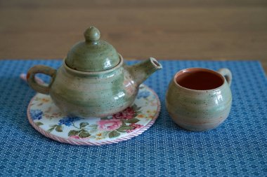 Çömlek, seramik bir ürün, kendi ellerinle çömlekçi çarkı, çaydanlık, kupa, kil.