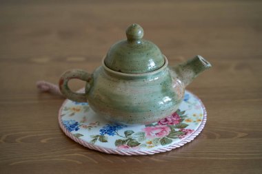 Çömlek, seramik bir ürün, kendi ellerinle çömlekçi çarkı, çaydanlık, kupa, kil.