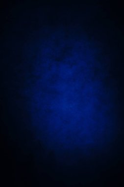 Koyu, bulanık, basit arkaplan, mavi soyut arkaplan gradyanı, stüdyo ışığı bulanıklığı.