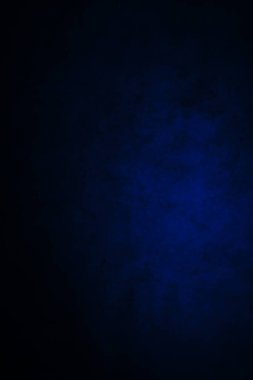 Koyu, bulanık, basit arkaplan, mavi soyut arkaplan gradyanı, stüdyo ışığı bulanıklığı.