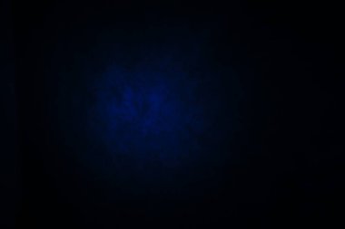 Koyu, bulanık, basit arkaplan, mavi soyut arkaplan gradyanı, stüdyo ışığı bulanıklığı.