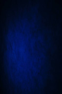 Koyu, bulanık, basit arkaplan, mavi soyut arkaplan gradyanı, stüdyo ışığı bulanıklığı.