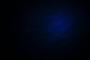 Koyu, bulanık, basit arkaplan, mavi soyut arkaplan gradyanı, stüdyo ışığı bulanıklığı.