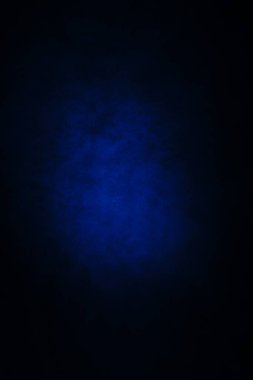 Koyu, bulanık, basit arkaplan, mavi soyut arkaplan gradyanı, stüdyo ışığı bulanıklığı.
