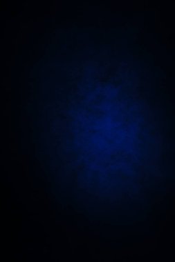 Koyu, bulanık, basit arkaplan, mavi soyut arkaplan gradyanı, stüdyo ışığı bulanıklığı.