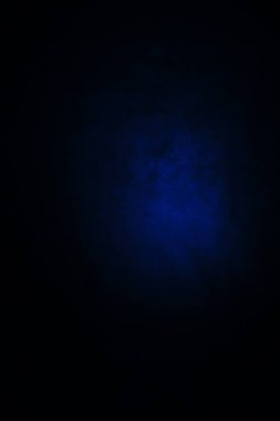 Koyu, bulanık, basit arkaplan, mavi soyut arkaplan gradyanı, stüdyo ışığı bulanıklığı.