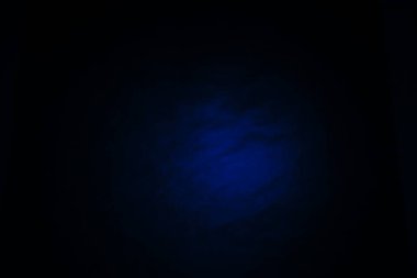 Koyu, bulanık, basit arkaplan, mavi soyut arkaplan gradyanı, stüdyo ışığı bulanıklığı.