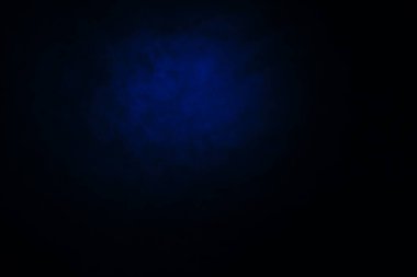 Koyu, bulanık, basit arkaplan, mavi soyut arkaplan gradyanı, stüdyo ışığı bulanıklığı.