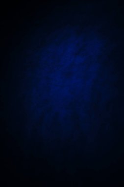 Koyu, bulanık, basit arkaplan, mavi soyut arkaplan gradyanı, stüdyo ışığı bulanıklığı.