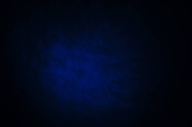 Koyu, bulanık, basit arkaplan, mavi soyut arkaplan gradyanı, stüdyo ışığı bulanıklığı.