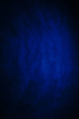 Koyu, bulanık, basit arkaplan, mavi soyut arkaplan gradyanı, stüdyo ışığı bulanıklığı.