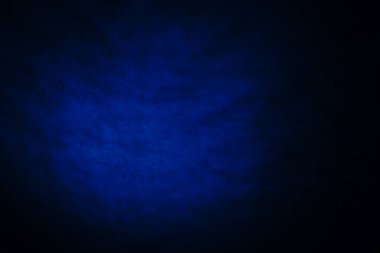 Koyu, bulanık, basit arkaplan, mavi soyut arkaplan gradyanı, stüdyo ışığı bulanıklığı.