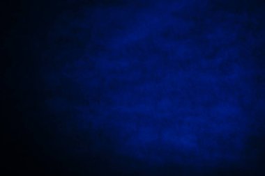 Koyu, bulanık, basit arkaplan, mavi soyut arkaplan gradyanı, stüdyo ışığı bulanıklığı.