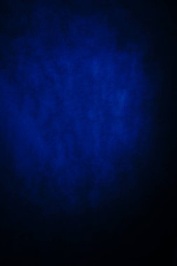 Koyu, bulanık, basit arkaplan, mavi soyut arkaplan gradyanı, stüdyo ışığı bulanıklığı.