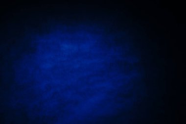 Koyu, bulanık, basit arkaplan, mavi soyut arkaplan gradyanı, stüdyo ışığı bulanıklığı.