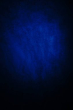 Koyu, bulanık, basit arkaplan, mavi soyut arkaplan gradyanı, stüdyo ışığı bulanıklığı.