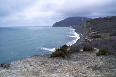Sakin denizin üzerinde gün doğumu, bulutların arasından bulutların içine, sakin deniz manzarasına, denize doğru, turuncu ışık huzmeleri saçar..