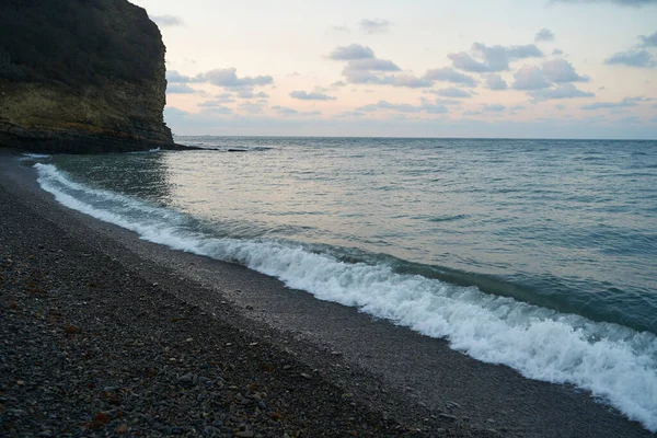 平静的海面上的日出向空中投射出橙色的光芒 夕阳西下的太阳穿过云朵 进入如画的平静的海景 — 图库照片