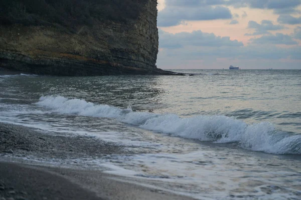 平静的海面上的日出向空中投射出橙色的光芒 夕阳西下的太阳穿过云朵 进入如画的平静的海景 — 图库照片