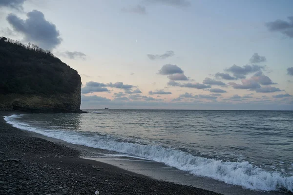 平静的海面上的日出向空中投射出橙色的光芒 夕阳西下的太阳穿过云朵 进入如画的平静的海景 — 图库照片